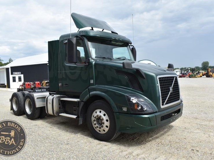 2017-volvo-vnl64t300-image-22
