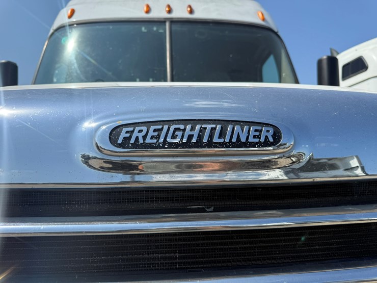 2014-freightliner-cascadia-125-image-29