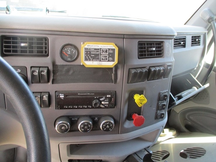 2016-peterbilt-579-image-9