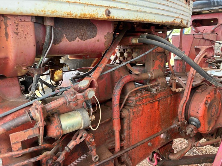 farmall-560-tractor-image-9
