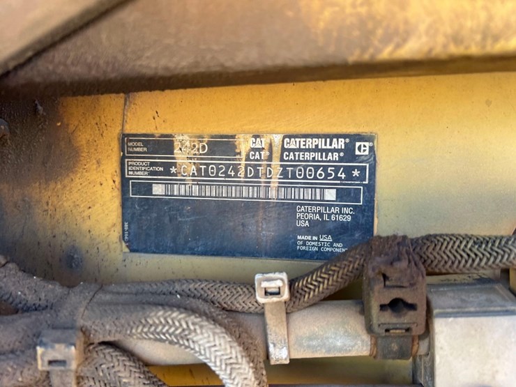2014-caterpillar-242d-image-21
