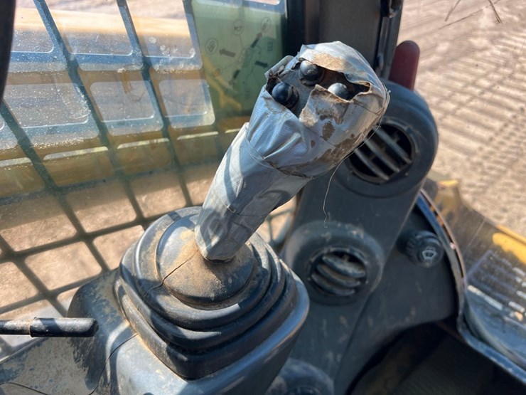 2016-caterpillar-259d-image-26
