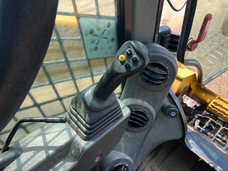 2021-caterpillar-279d3-image-27