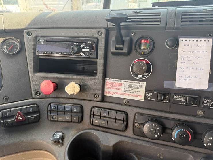 2014-freightliner-cascadia-125-image-43