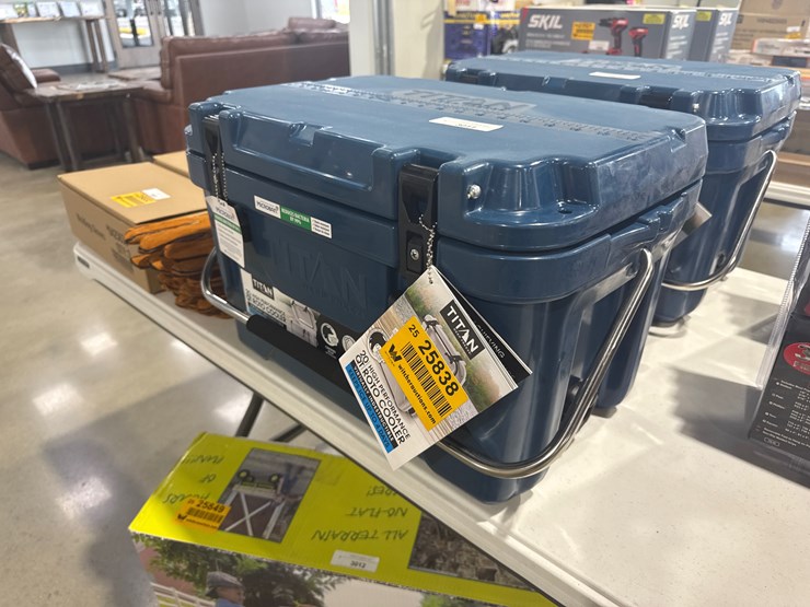#3011-•-unused-titan-20-quart-premium-ice-chest-inv#:-25838-image-2