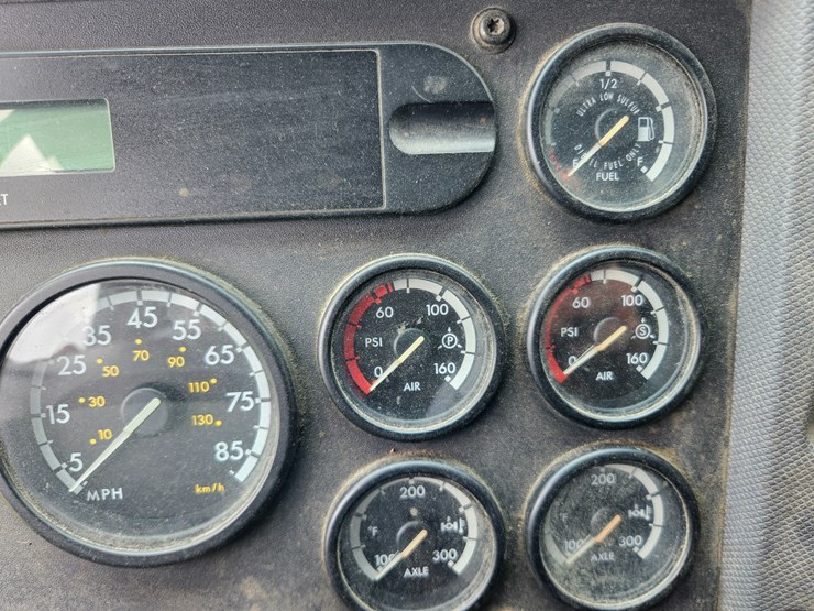 2009-freightliner-cascadia-125-image-61