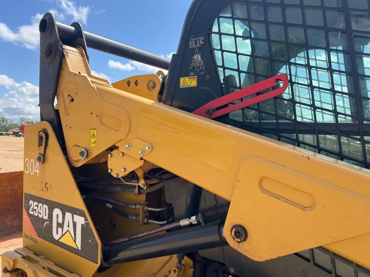 2015-caterpillar-259d-image-24