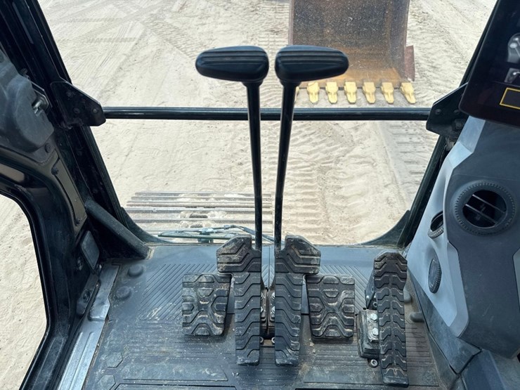 2020-caterpillar-326-image-33