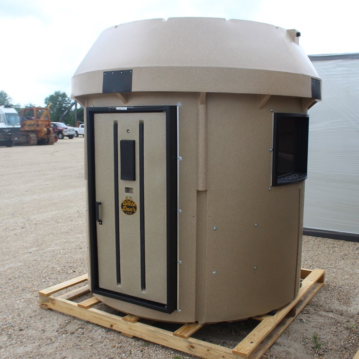 #8048 • UNCLE DAN'S ENCLOSED DEER STAND WITH 4 WINDOWS
