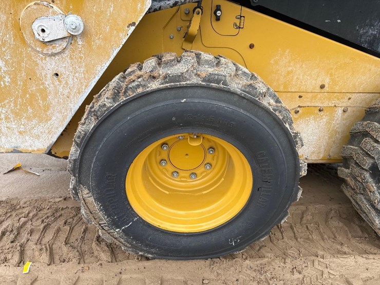 2023-caterpillar-236d3-image-12