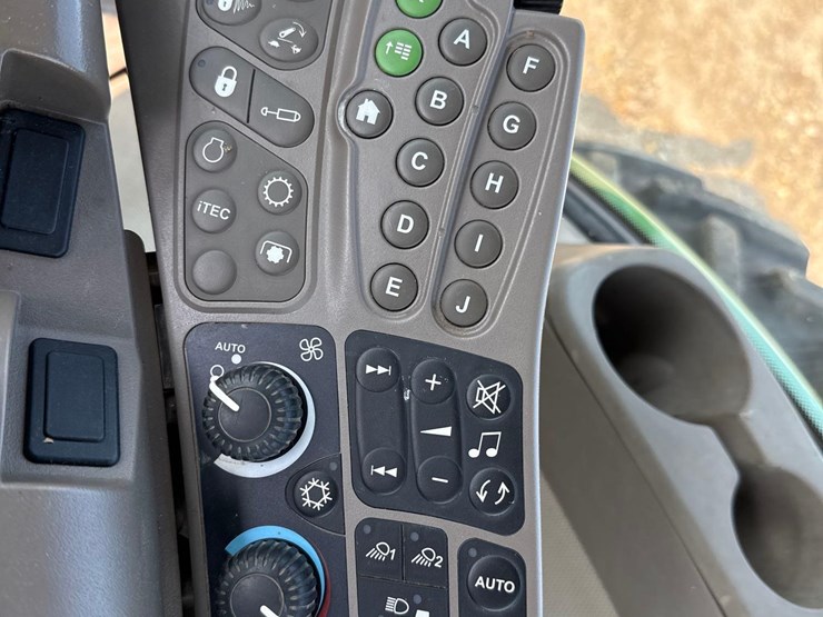 2013-john-deere-8260r-image-70