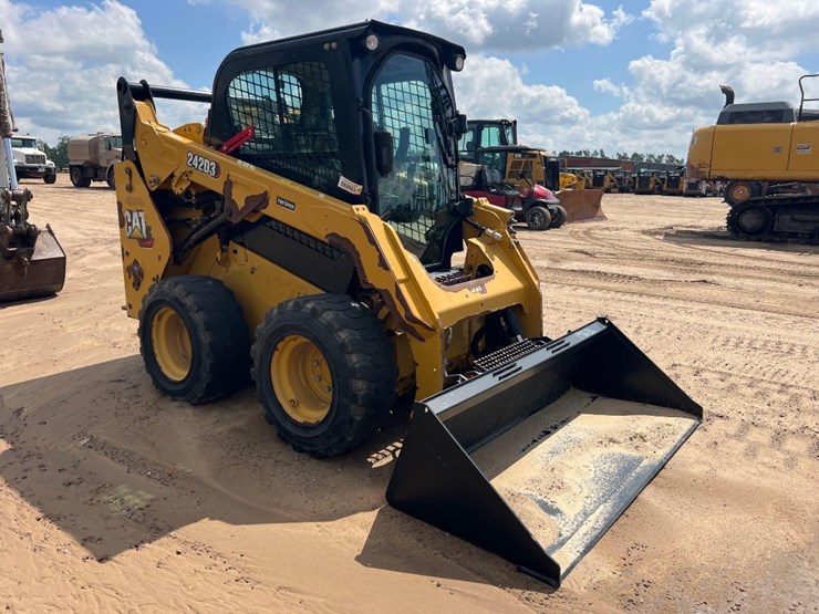 2020-caterpillar-242d3-image-6