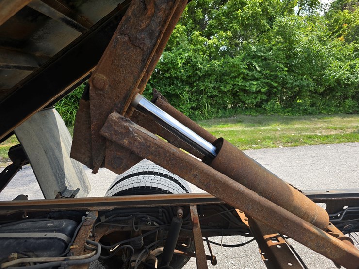 2011-ford-f550-image-112