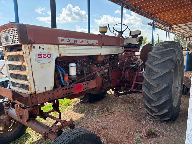 farmall-560-tractor-image-2