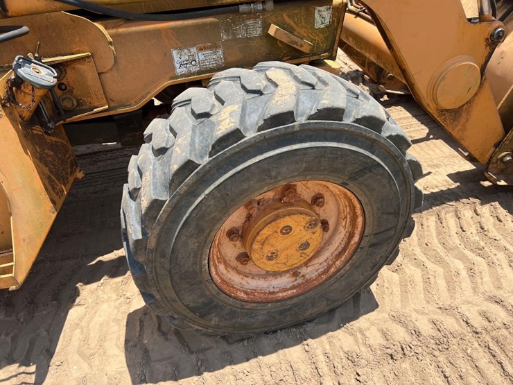 case-580m-turbo-image-12