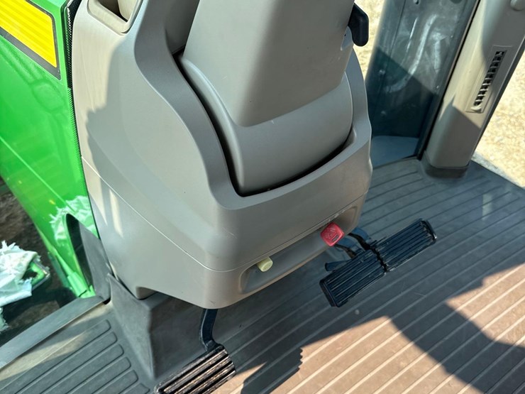 2013-john-deere-8260r-image-67