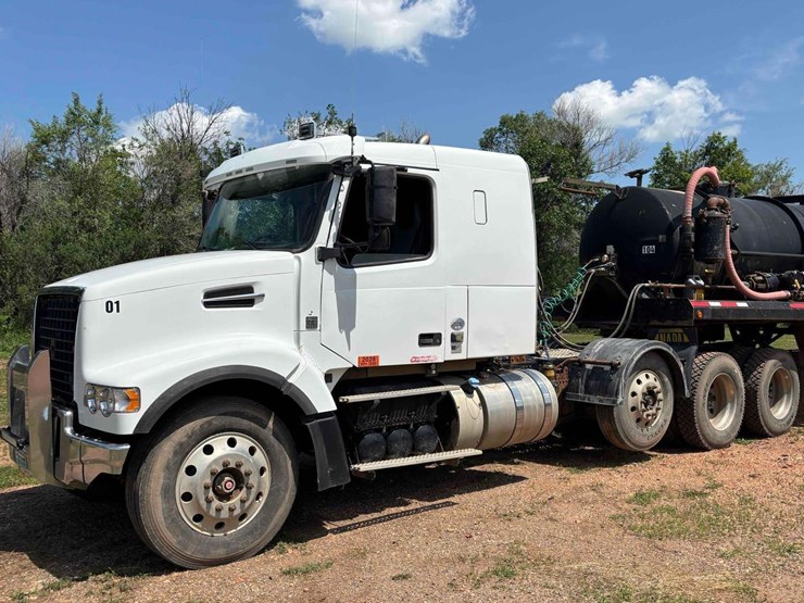2015-volvo-vhd-semi-image-1