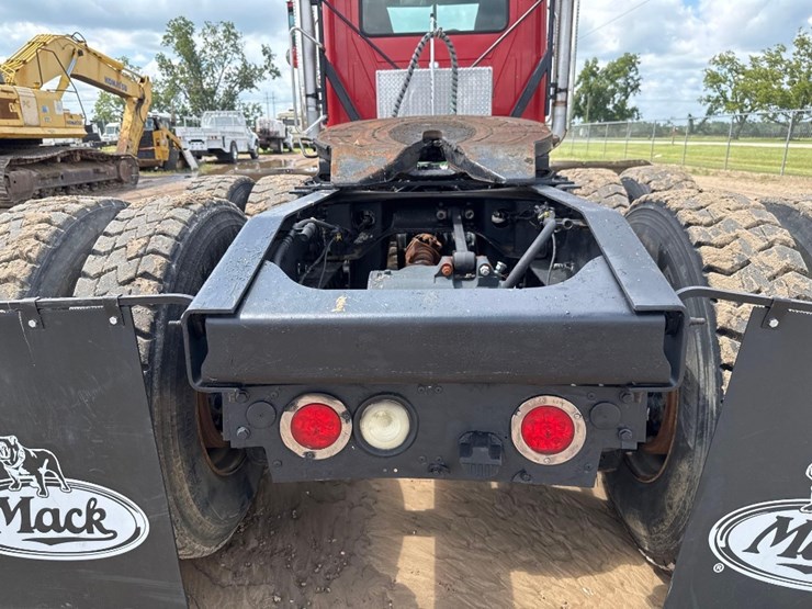 2012-mack-chu613-day-cab-flat-top-road-tractor-image-15