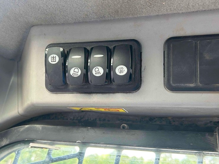 2018-caterpillar-259d-image-22