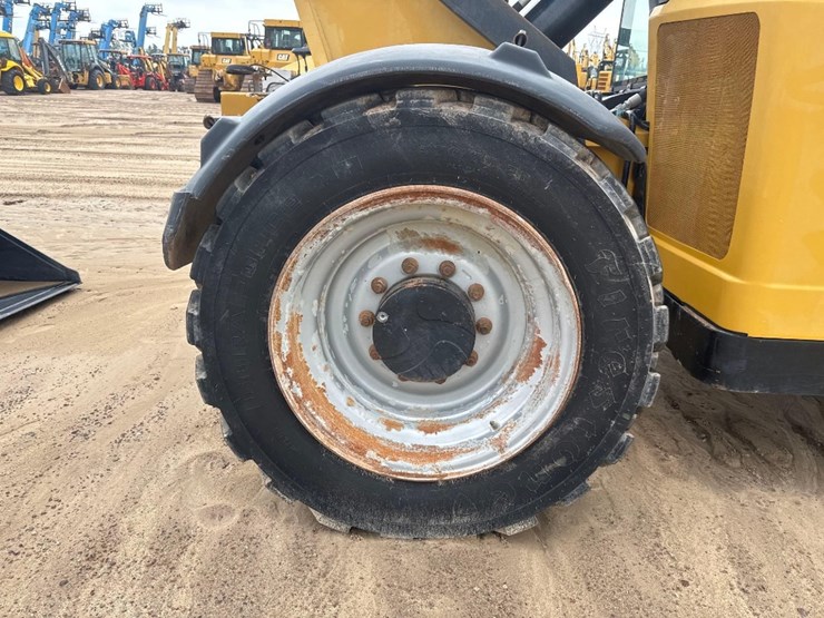 2014-caterpillar-tl943c-image-12