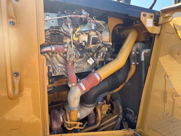 2018-caterpillar-d8t-image-21