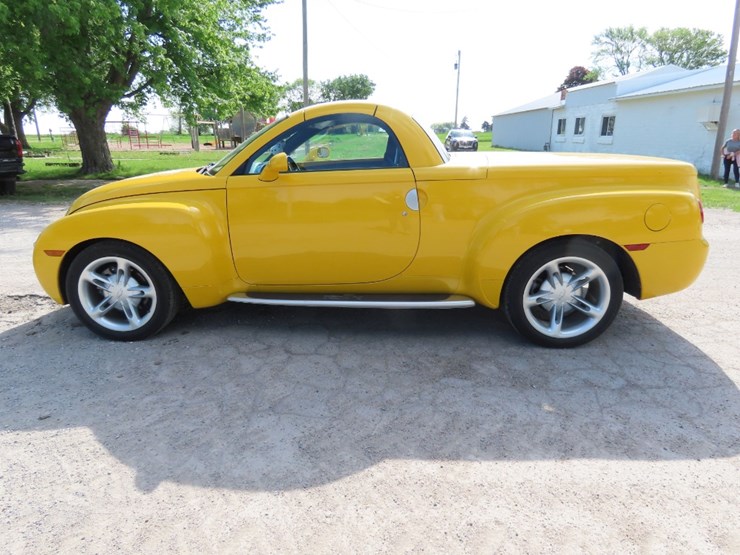 2004-chevrolet-ssr-pickup-image-9