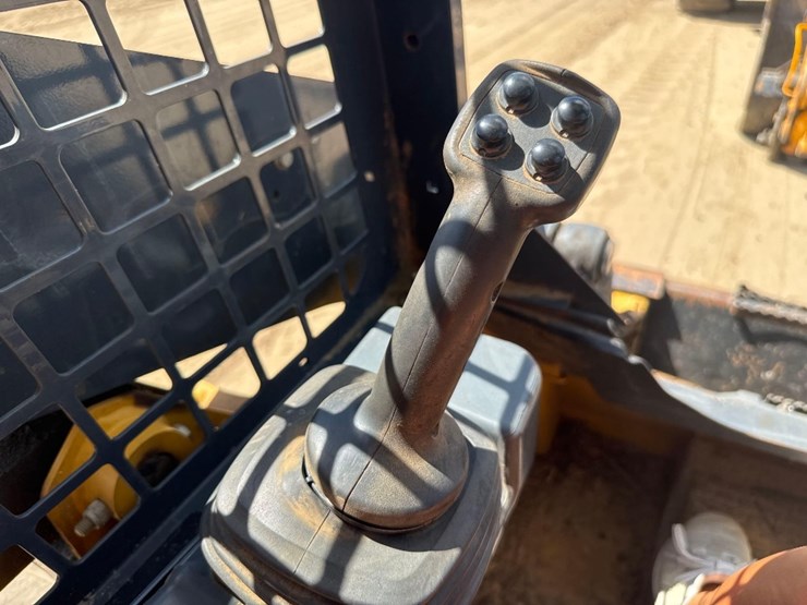2019-deere-317g-image-28