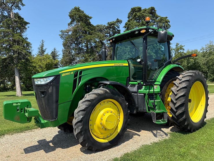 2013-john-deere-8260r-image-1