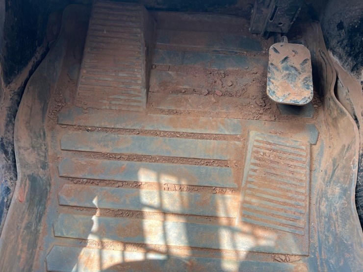 2015-caterpillar-259d-image-32