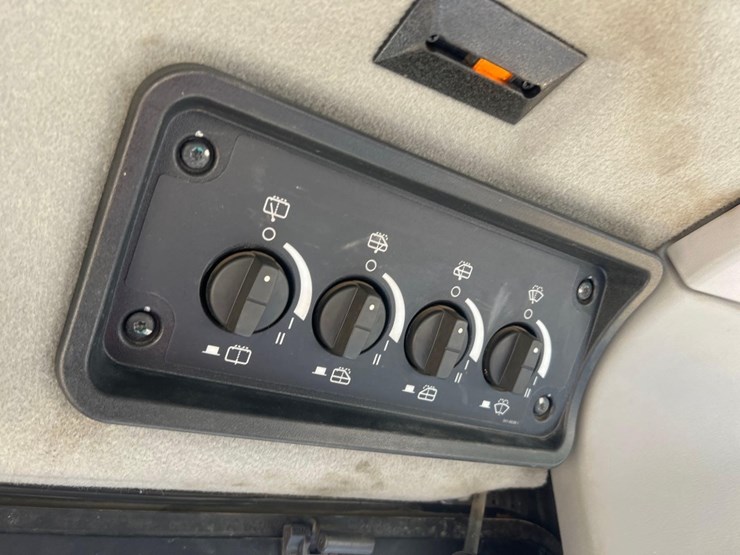 2018-caterpillar-d8t-image-40