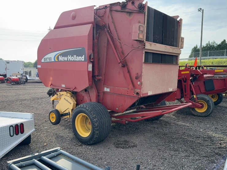 new-holland-br780a-image-6