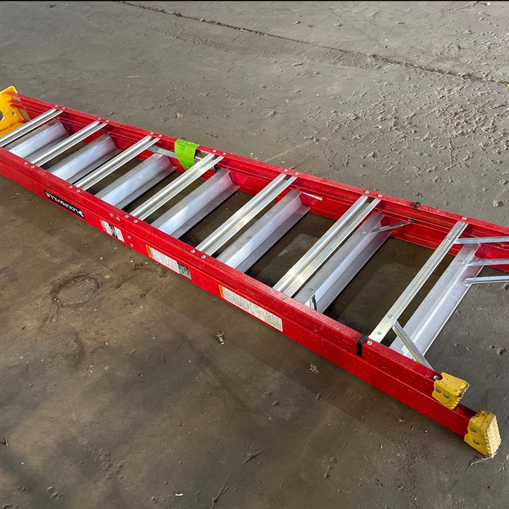 #72 • LOUISVILLE LADDER MAX REACH 12.3