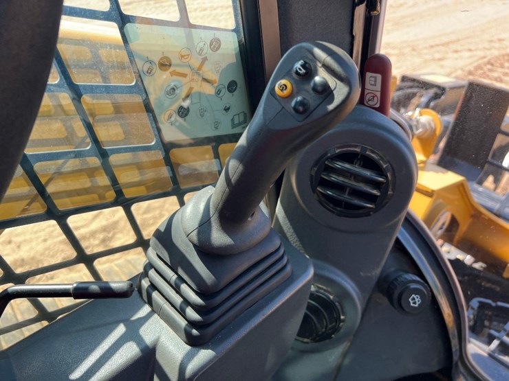 2023-caterpillar-279d3-image-31