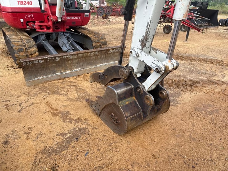 2024-takeuchi-tb240-image-10