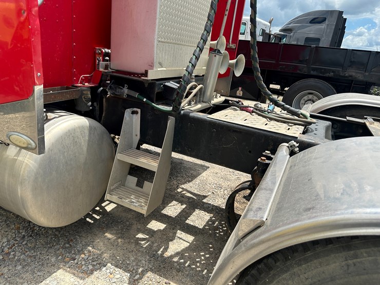 2003-peterbilt-379-image-22
