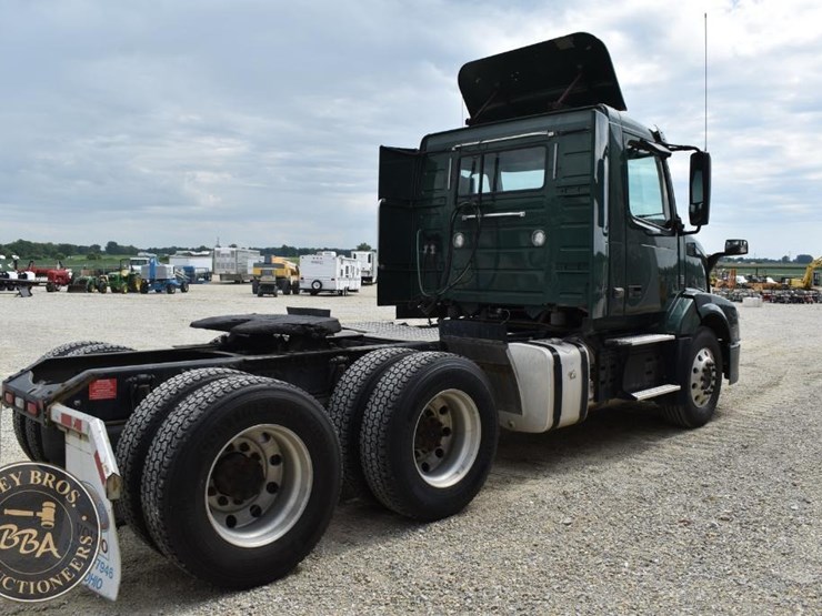 2017-volvo-vnl64t300-image-20