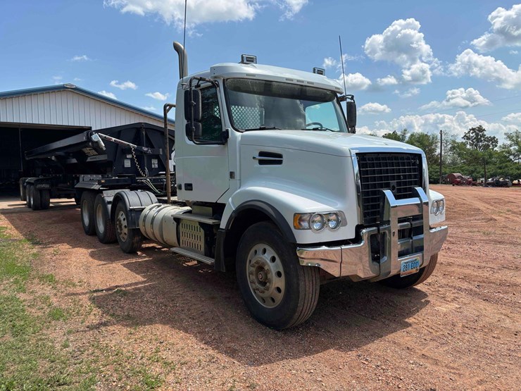 2014-volvo-vhd-semi-image-3