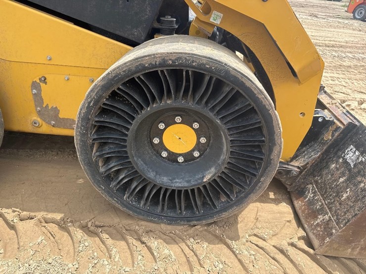 2022-caterpillar-246d3-image-11
