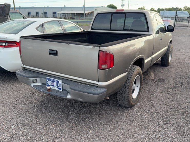 #3017-•-1998-isuzu-pick-up-truck-image-8