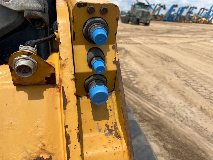 2016-caterpillar-259d-image-11