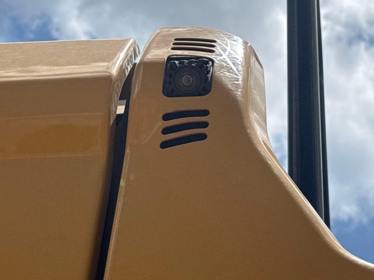 2020-caterpillar-326-image-31