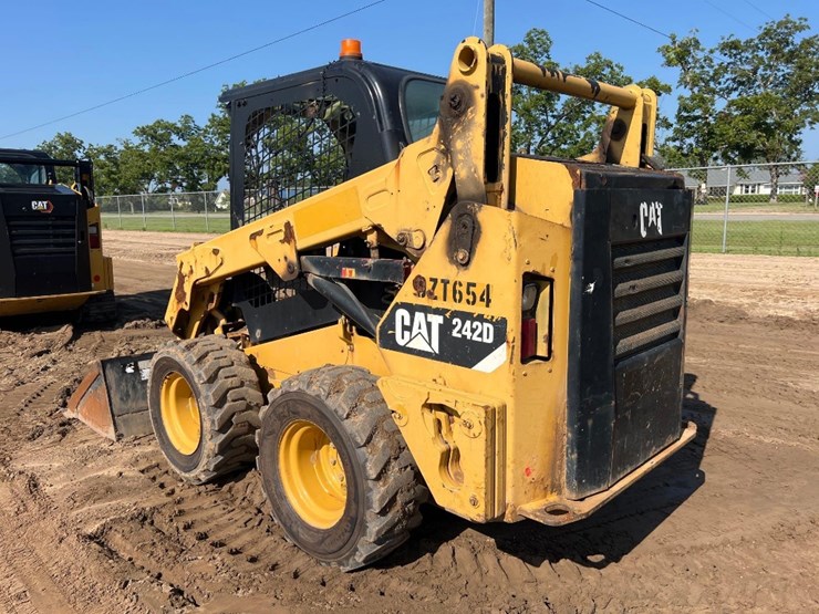 2014-caterpillar-242d-image-2