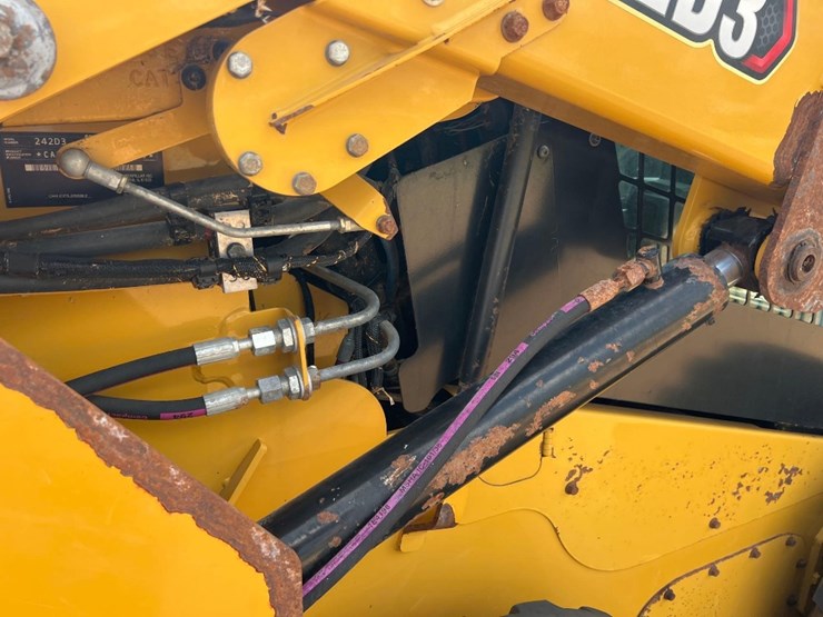 2020-caterpillar-242d3-image-16