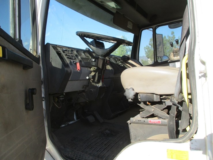2005-freightliner-fl70-image-7