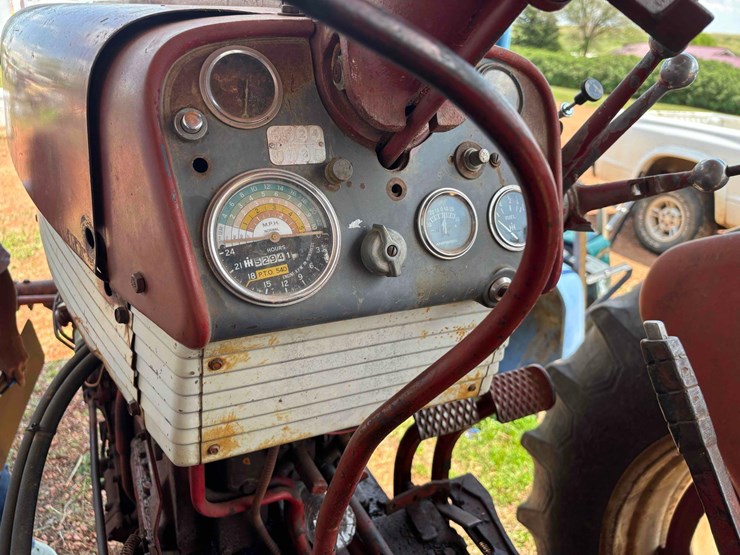 farmall-560-tractor-image-5