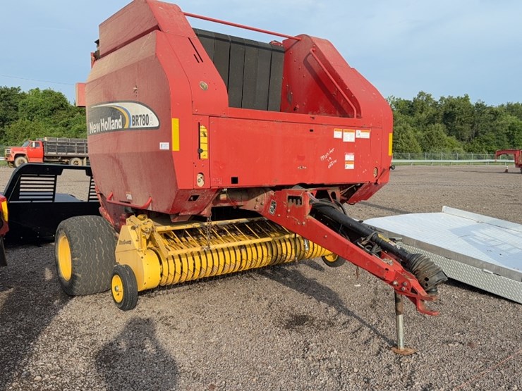 new-holland-br780a-image-3
