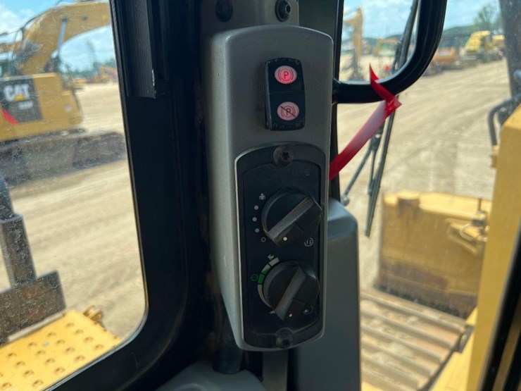 2015-caterpillar-d6t-lgp-image-34