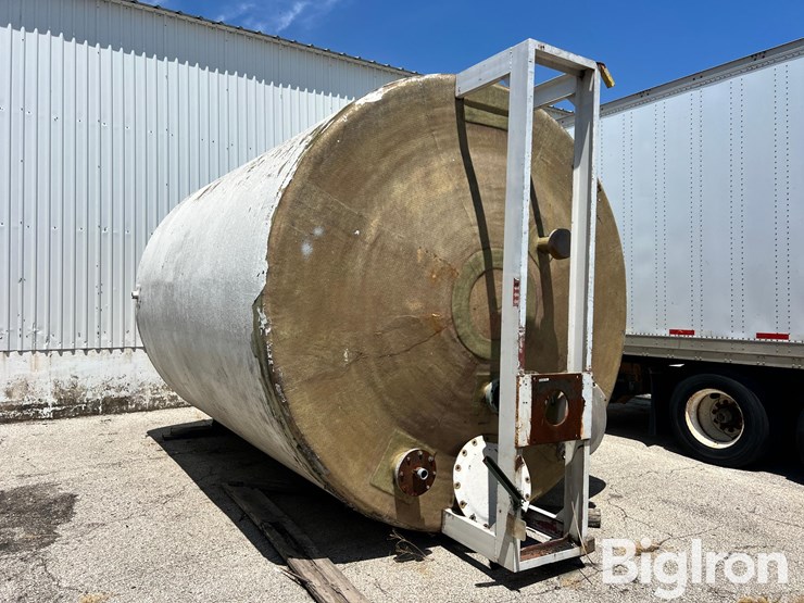 8,000-gallon-(approx.)-fiberglass-liquid-feed-storage-tank-image-1