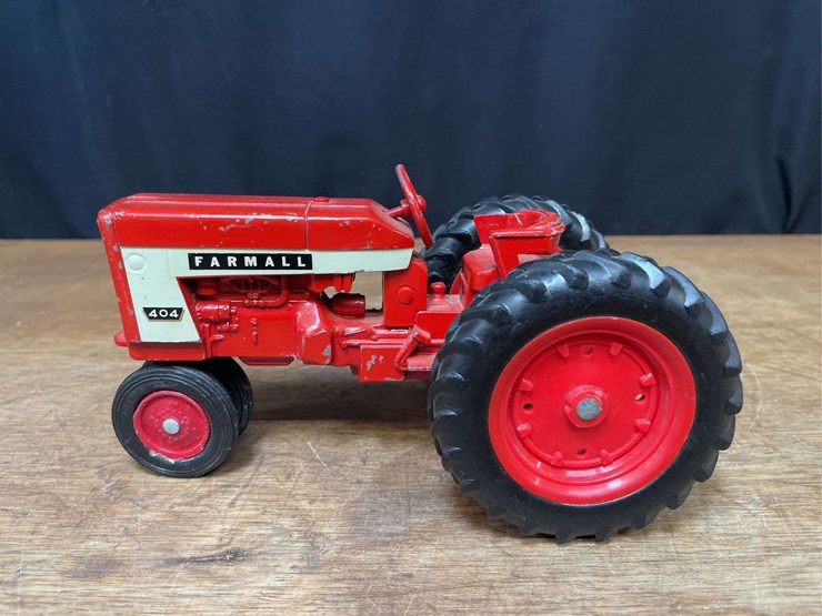 1/16-farmall-404-ertl-image-2