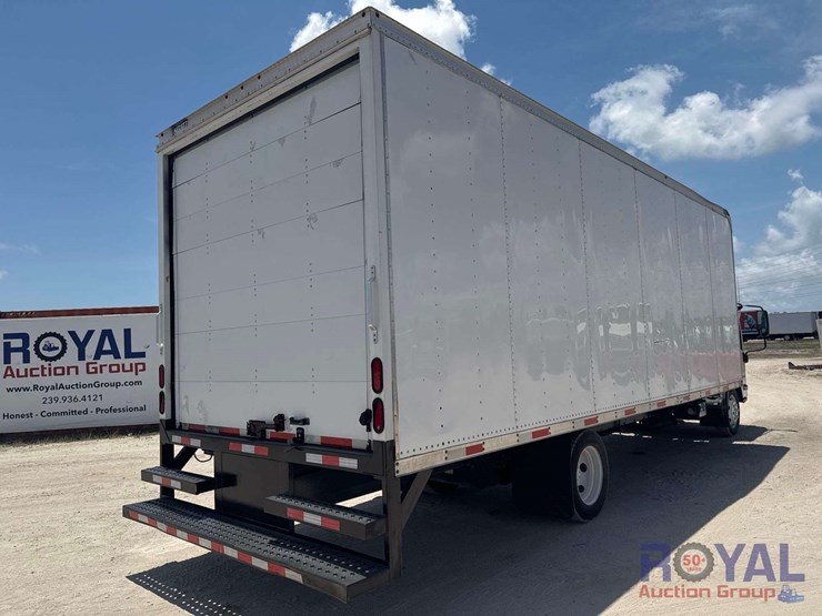 2019-isuzu-npr-image-4